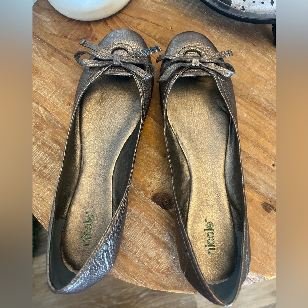Nicole Maggie leather upper size 10 silver metallic slip on flats